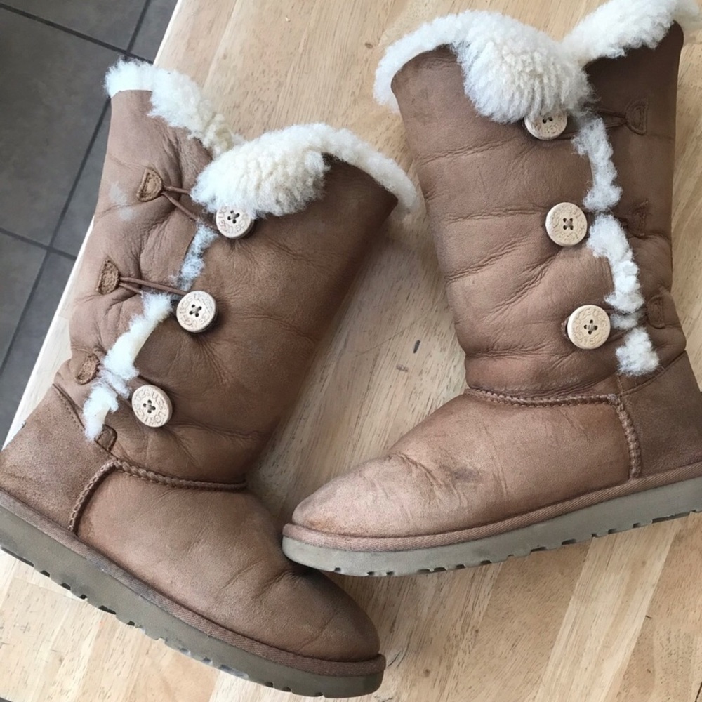 Ugg Bailey Button Triplet women’s size 6